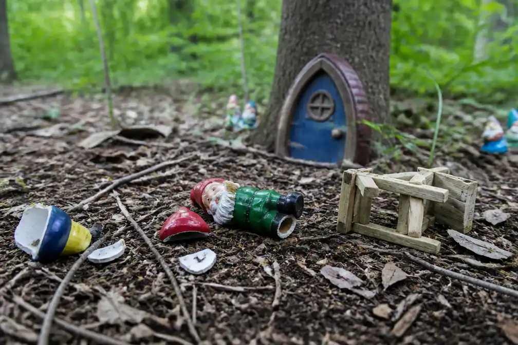 Kabouterbos in Alphen opnieuw vernield na herstel door peuter Maud