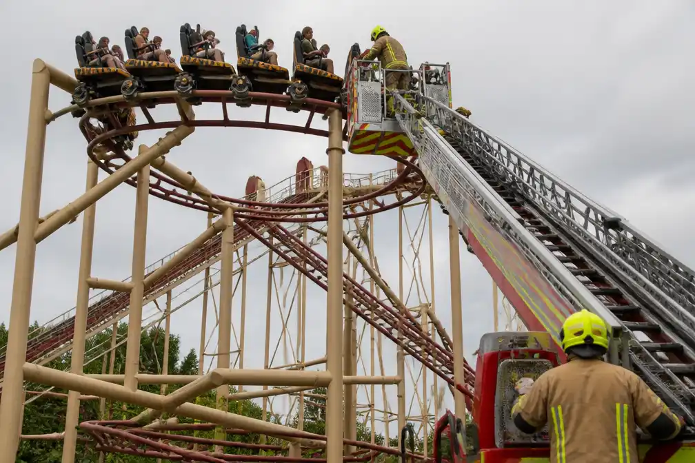 Brandweer bevrijdt bezoekers na meer dan drie uur uit achtbaan Pleasurewood Hills