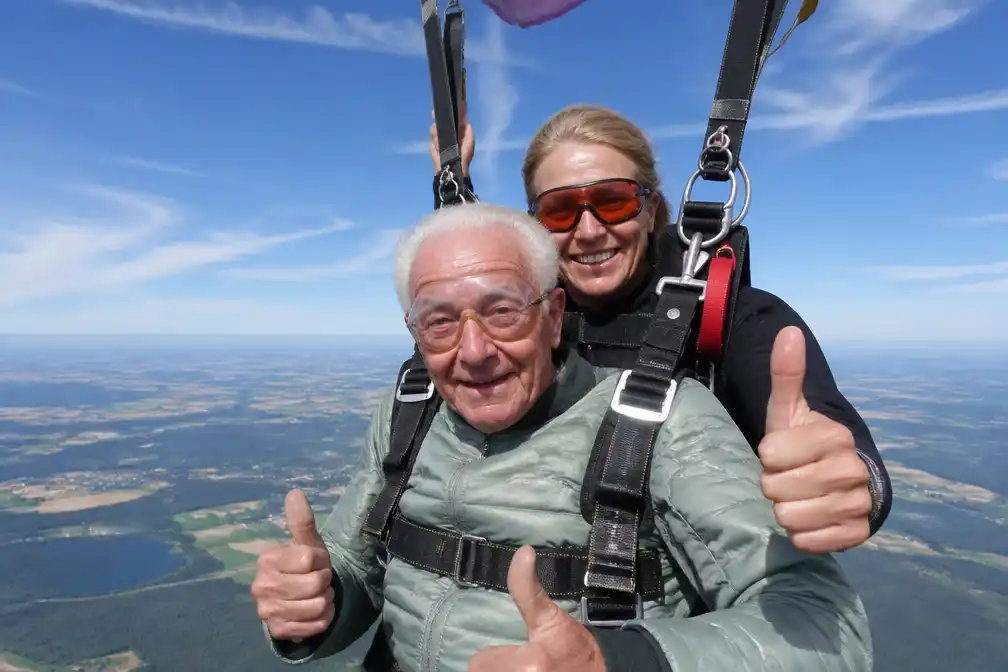 Guido (90) uit Balen maakt eerste parachutesprong ooit