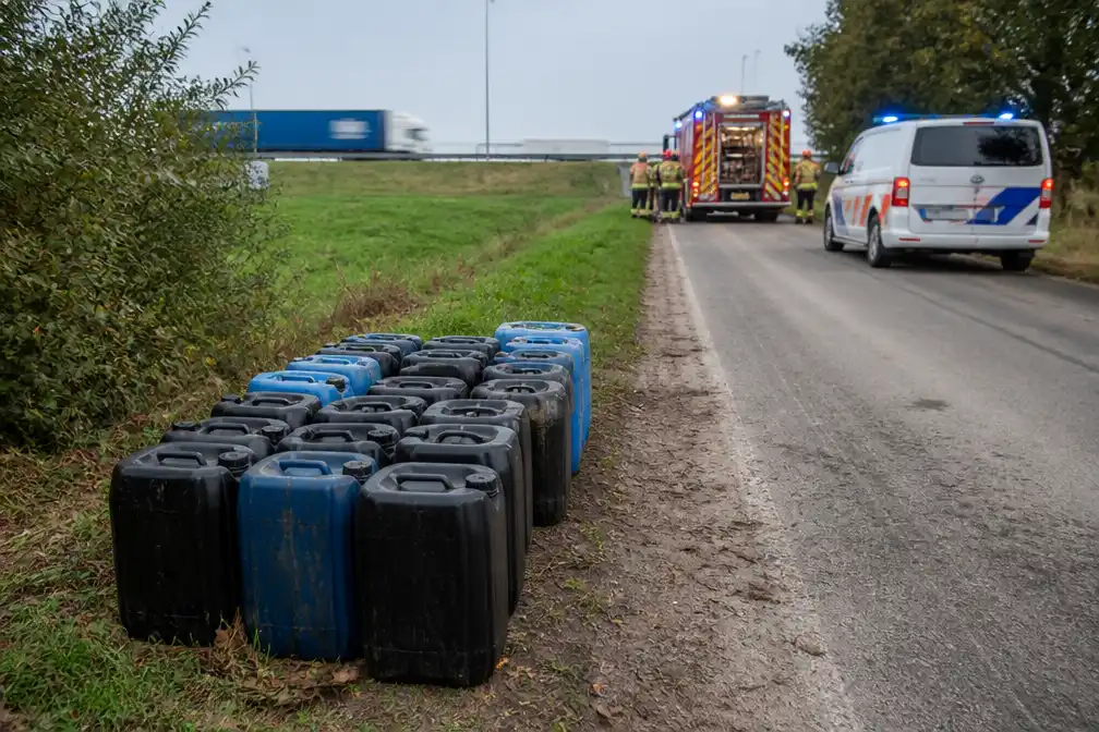 Lichtervelde: achttien bidons met motorolie gedumpt langs landweg