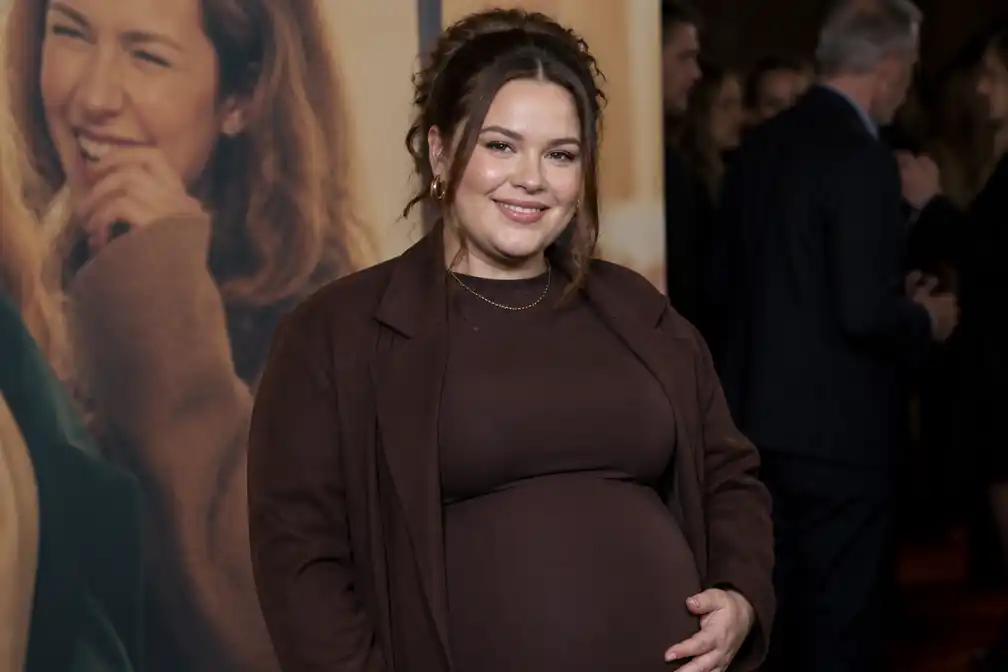 Noël van Kleef doorbreekt taboe rond plus-size zwangerschap op premiere 'De Eetclub'