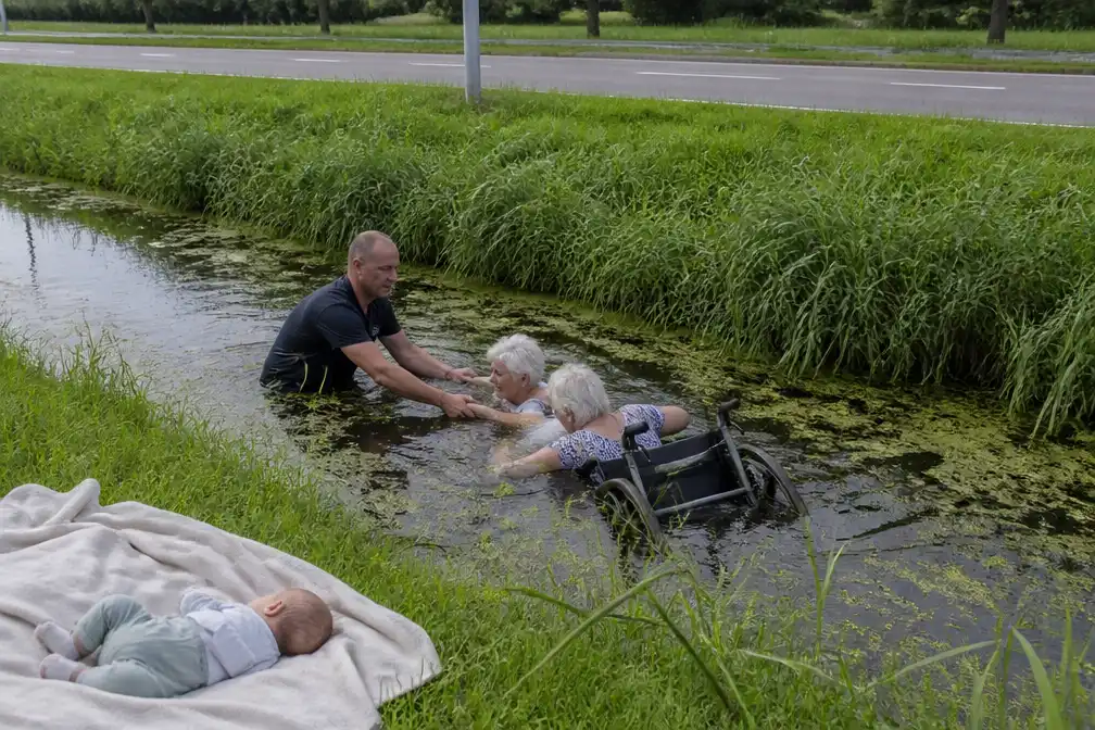 Wouter geeft baby af en stapt sloot in om twee oudere vrouwen te redden in Dordrecht