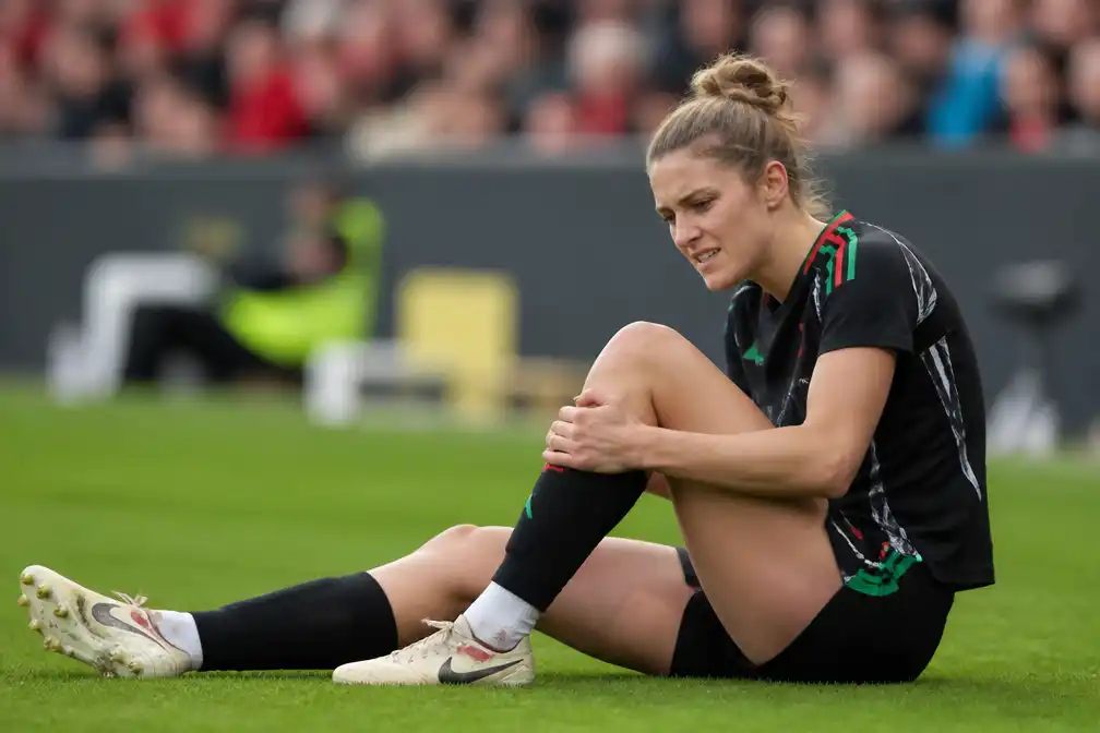 Vivianne Miedema opnieuw geblesseerd aan andere knie, wil niet stoppen