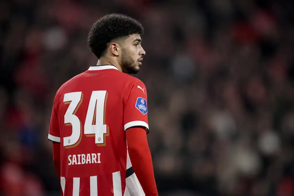 Saibari draagt bij Bayern weer 34 als eerbetoon aan Nouri: 'Zo blij voor me'