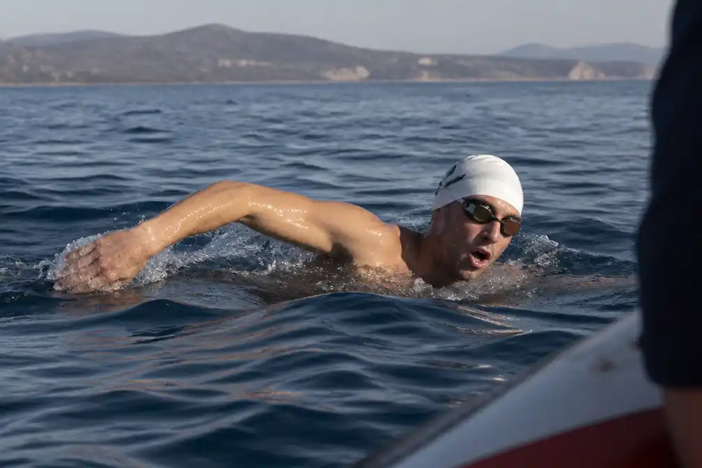 Matthieu Bonne staakt wereldrecordpoging na 48 uur en 100 kilometer in Tyrreense Zee
