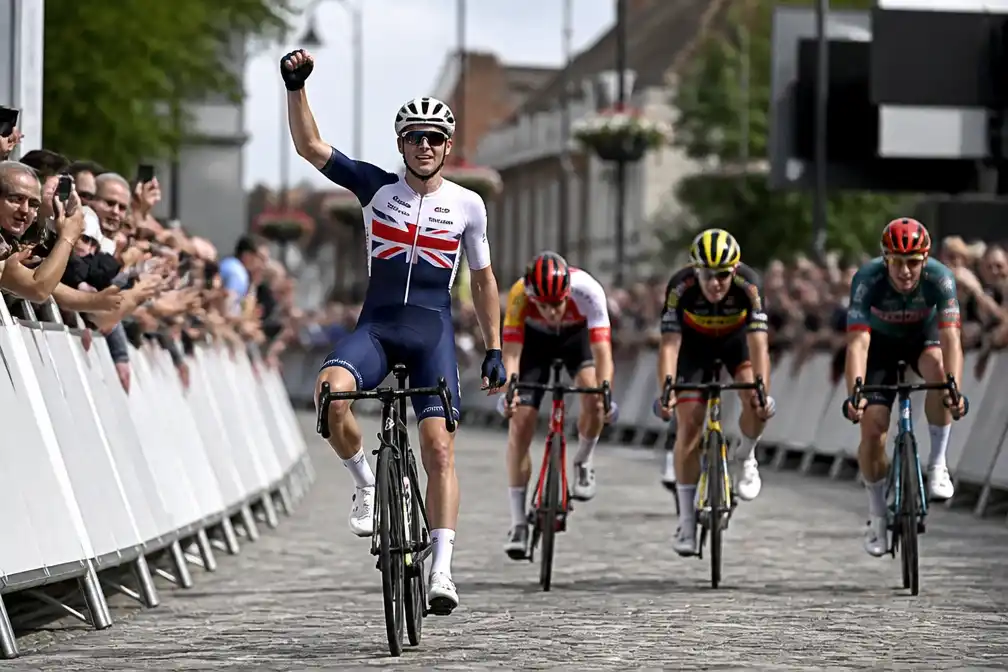 Lewis Askey wint kasseienrit in Tour of Britain, drie Belgen in top tien