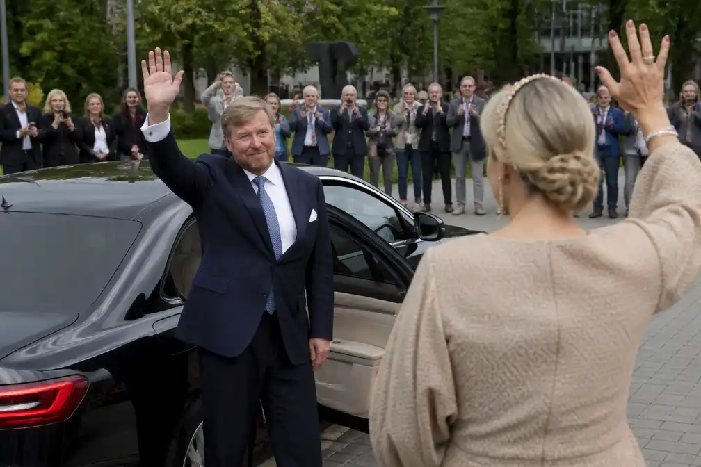 Nep-Máxima zwaait Willem-Alexander uit bij bezoek aan Museumpark VONK