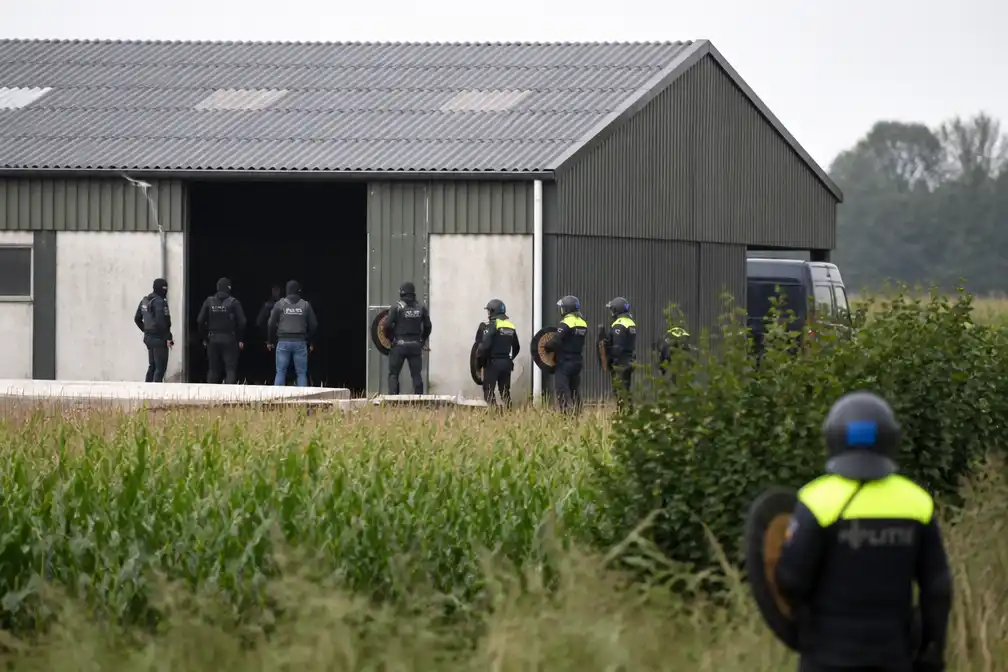Politie doorzoekt loods en akkers in Overasselt na dreigvideo