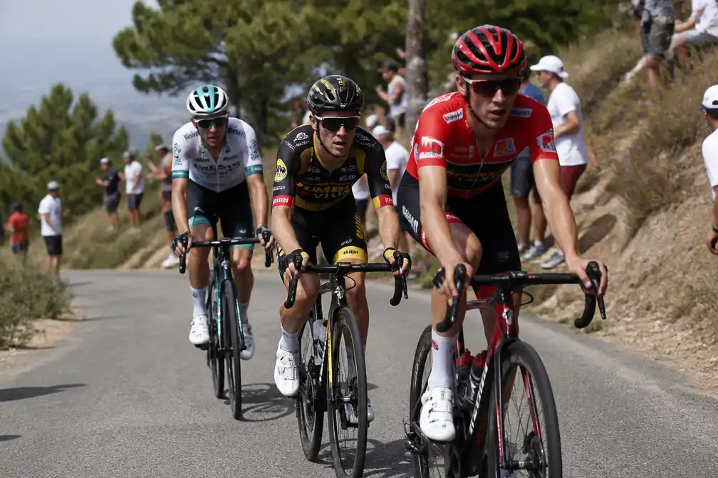 Mas leidt Vuelta, Roglic en Gall op de loer in zware etappe naar Calar Alto