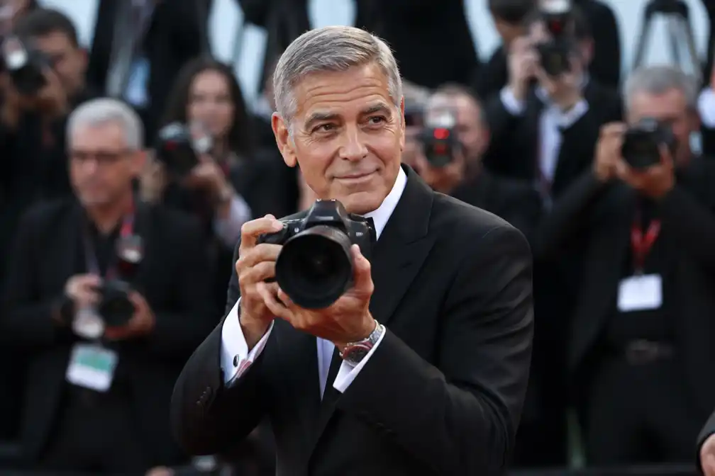 George Clooney ontvangt Gouden Leeuw in Venetië en grapt met fotografen