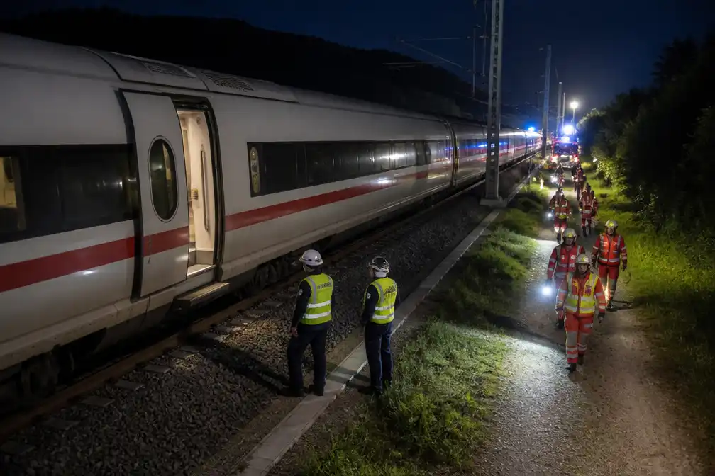 Deur van Duitse ICE vliegt open aan 200 km/u; 300 hulpverleners zoeken tevergeefs