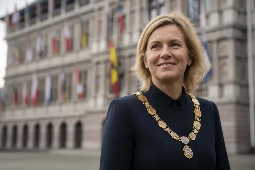 Uitspraak Antwerpse burgemeester Els van Doesburg over baby's zorgt voor ophef