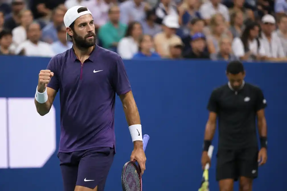 Chatsjanov verrast derde reekshoofd Auger-Aliassime op US Open
