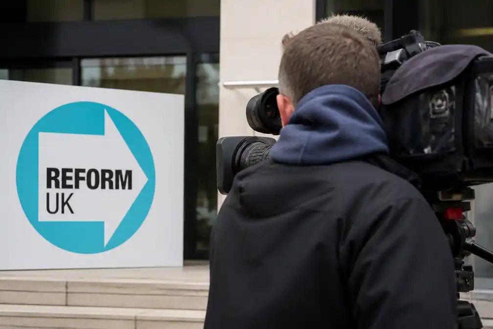 Reform UK stuurt twee medewerkers weg na ondercoveronderzoek naar donaties