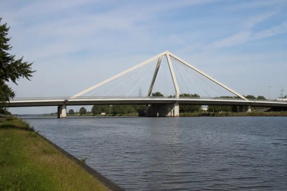 Nieuwe brug over Ringvaart bij Wondelgem krijgt naam Piramidebrug