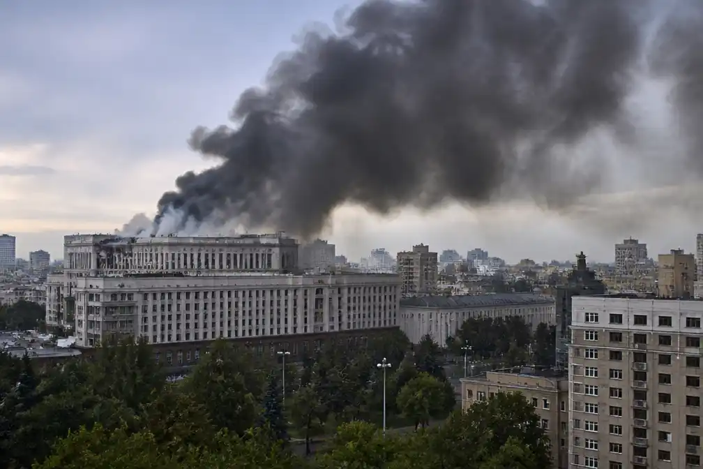 Russische drone treft SBU-hoofdkwartier in Kyiv, Zelensky belooft reactie
