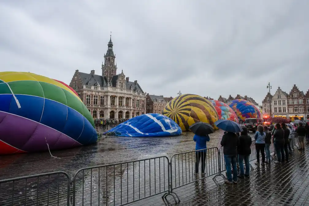 Slecht weer houdt ballonnen aan de grond op openingsavond Vredefeesten Sint-Niklaas
