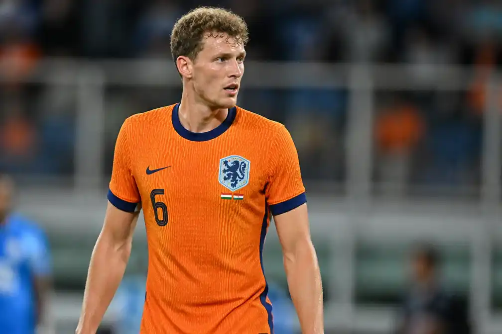 Mats Wieffer geblesseerd aan knie na bal in gezicht