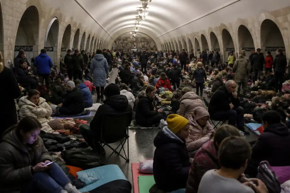 Metro van Kyiv fungeert als nachtopvang bij gebrek aan echte schuilkelders