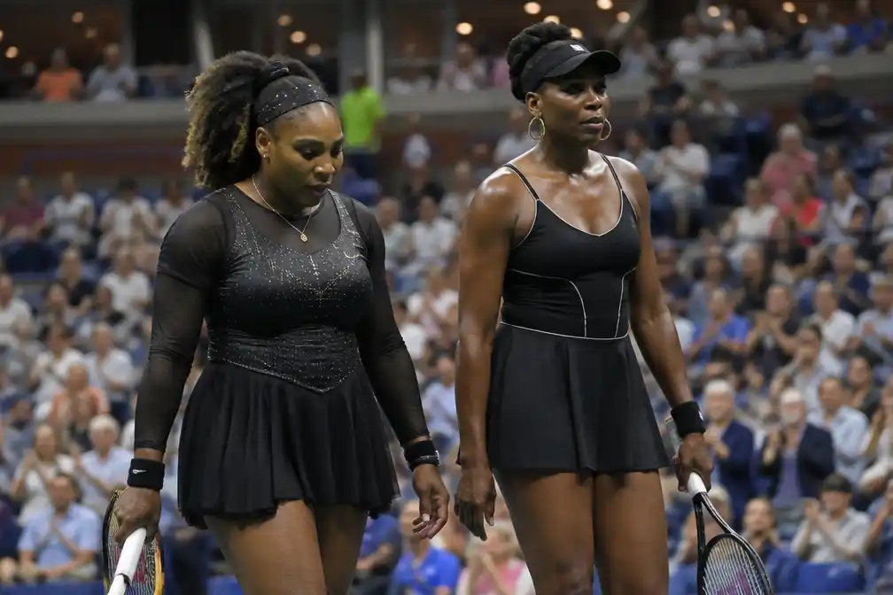 Williams-zussen stranden in eerste ronde US Open-dubbel na tie-break