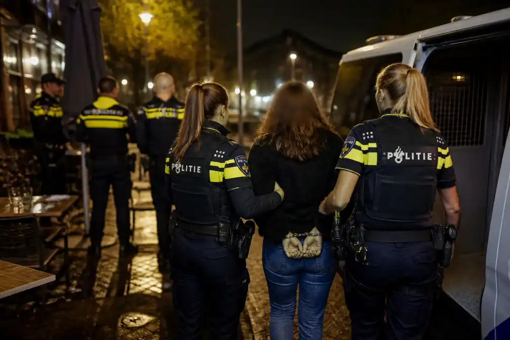 Drie aanhoudingen na dronken rijster op terras Rotterdam