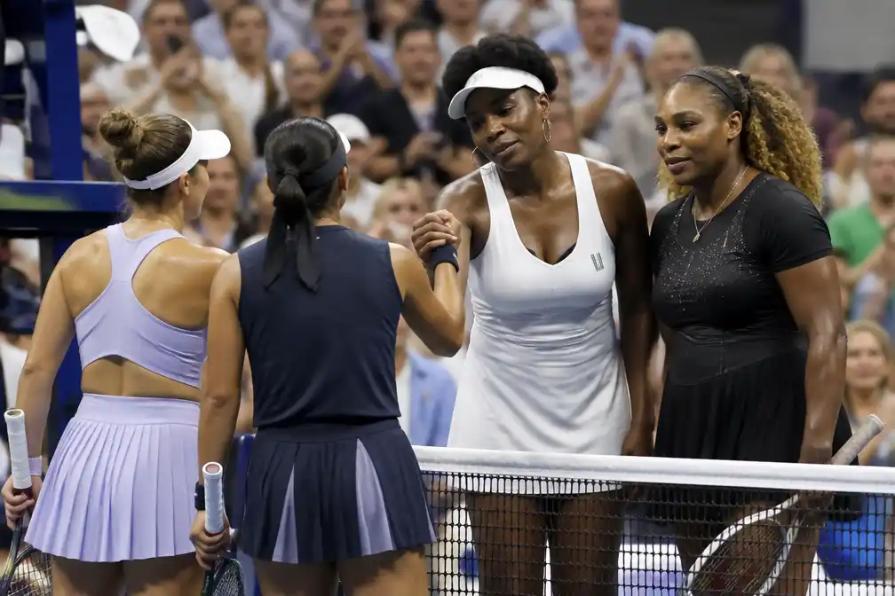 Williams-zussen uitgeschakeld in dubbelspel US Open