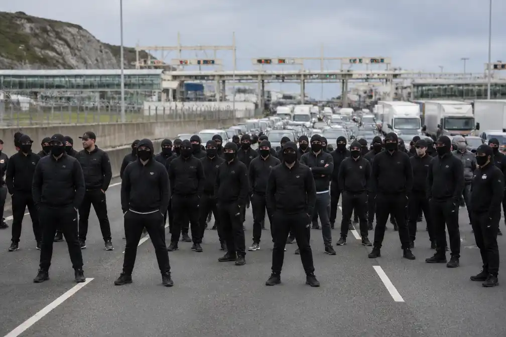 Gemaskerde mannen blokkeren toegangen havenstad Dover