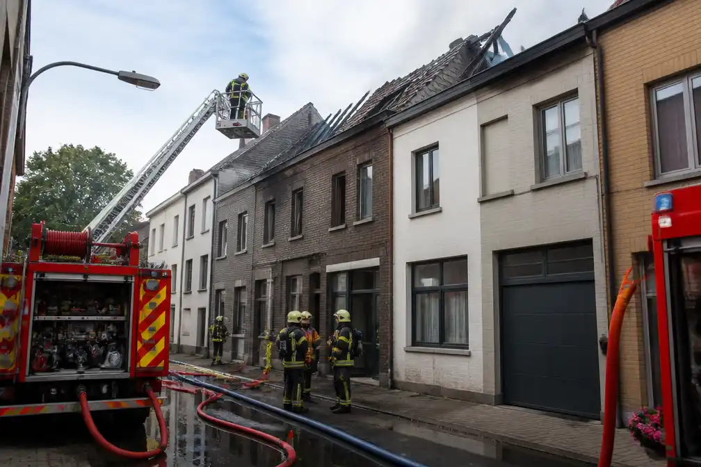Huis in Hasselt onbewoonbaar na dakbrand, één lichtgewonde