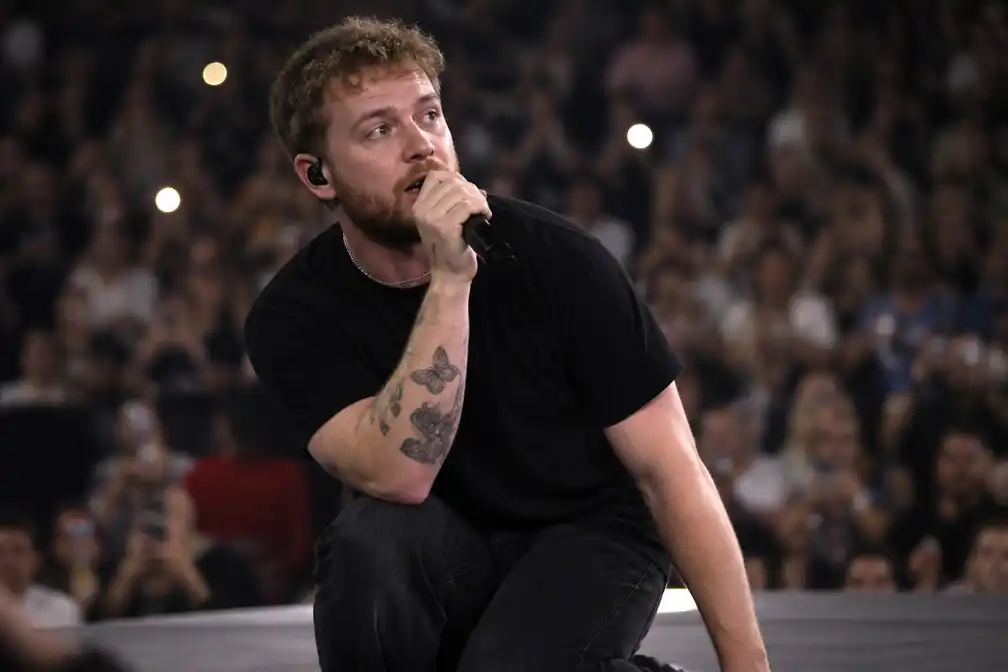 Alex Warren valt tijdens optreden in Melbourne na sprong van tribune