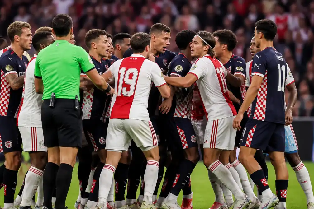 PSV'er Van Bommel veroorzaakt opstootje in Ajax-PSV, geen rood