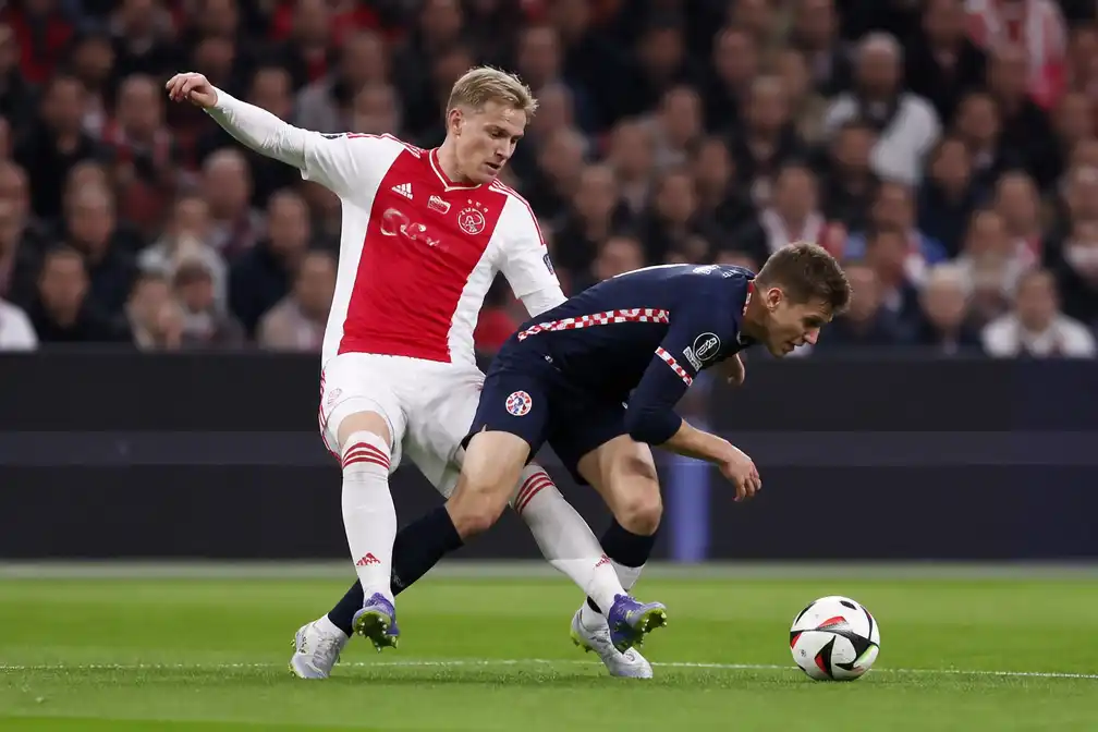 Nare beuk Van Bommel overschaduwt fraai Ajax-PSV-duel