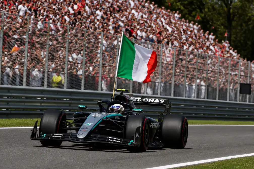 Kimi Antonelli wint Italiaanse Grand Prix op Monza vanaf plaats negentien