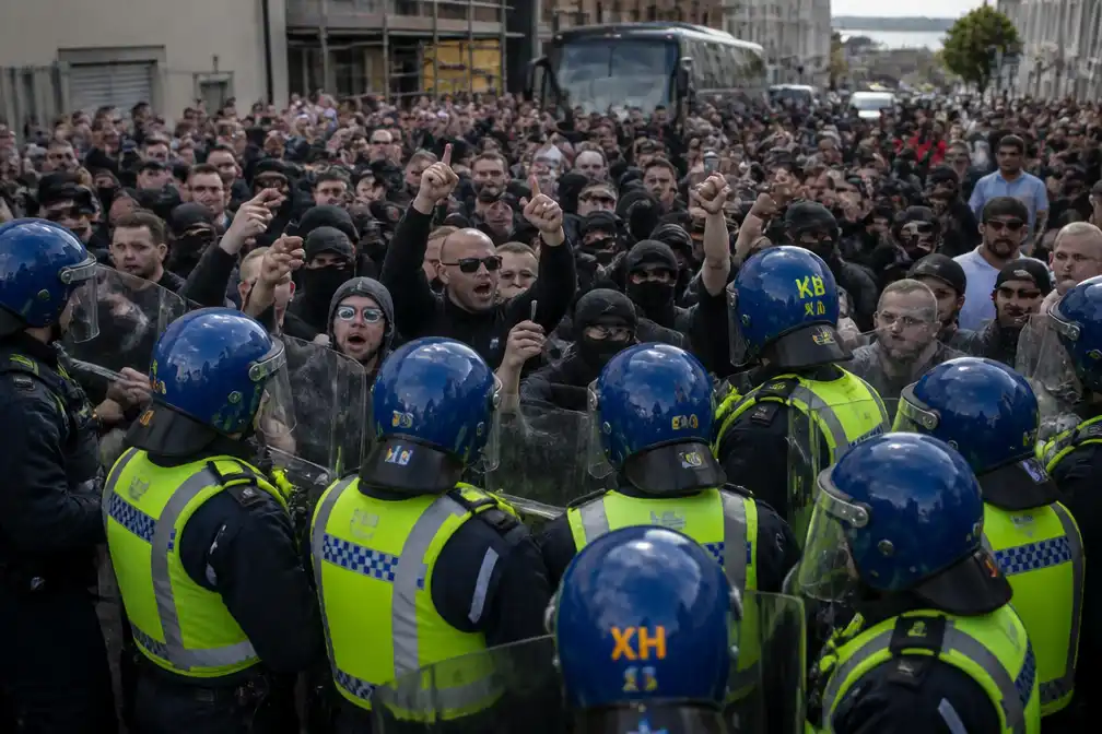 Politie in Portsmouth slaagt met betogers bij aankomst migrantenboot