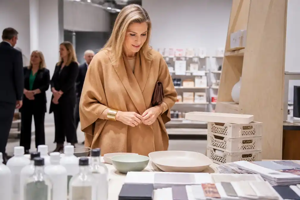 Koningin Máxima bezoekt HEMA-studio en filiaal in Amsterdam