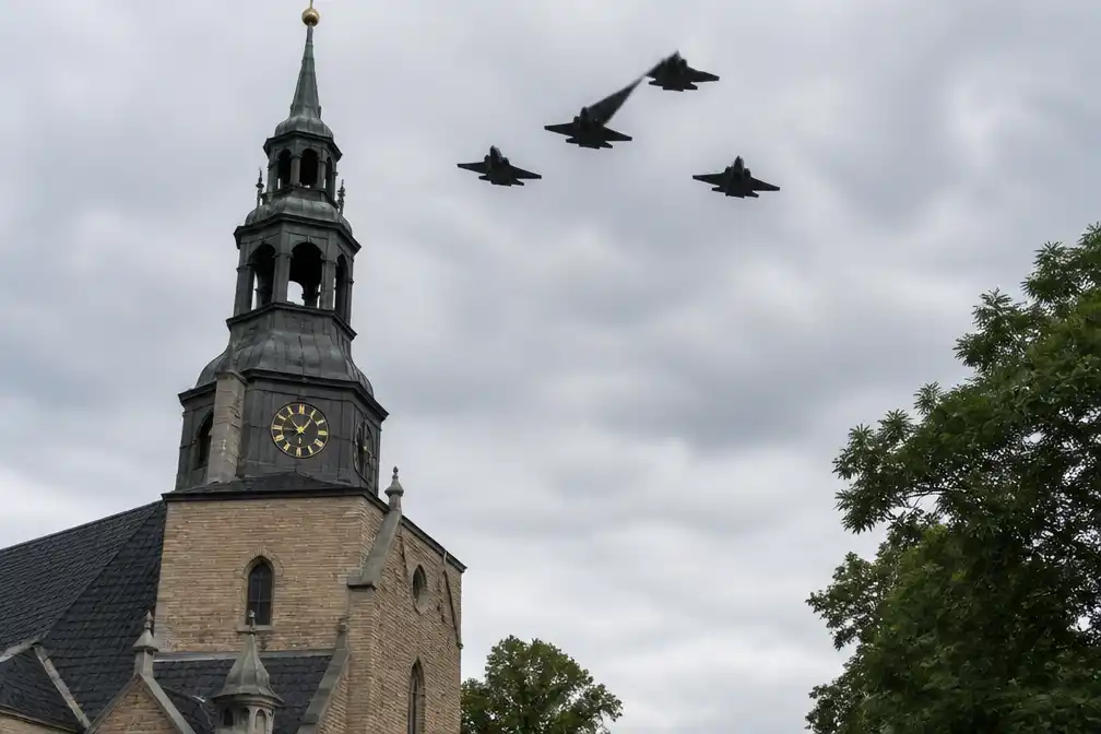 Vier F-35's brengen eerbetoon aan Noorse koning Harald tijdens staatsbegrafenis