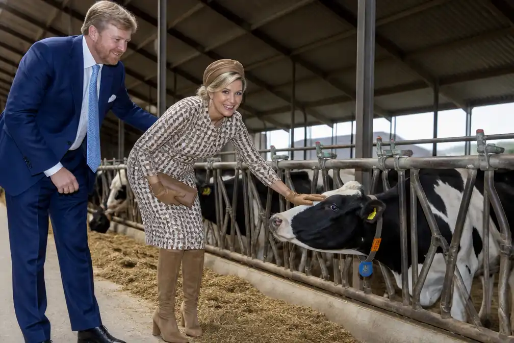 Koningspaar bezoekt melkveebedrijf in Drenthe; Máxima doopt kalfje