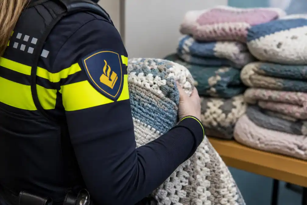 Stichting Kroeldekens haakt steundekens voor Nederlandse zedenrechercheurs