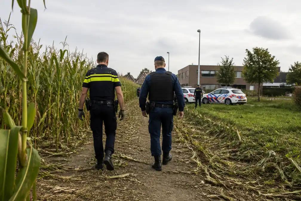Politie breidt zoektocht naar vuurwapens uit bij scholen in Overasselt en Heumen