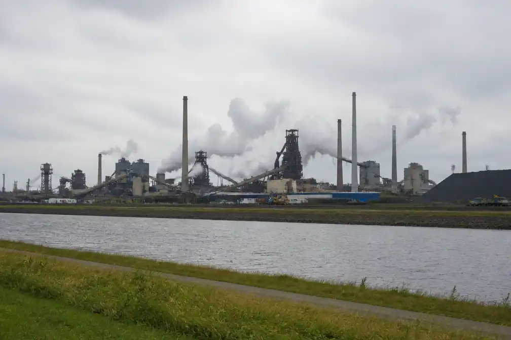 RIVM: minder schadelijke stoffen in neergedaald stof rond Tata Steel