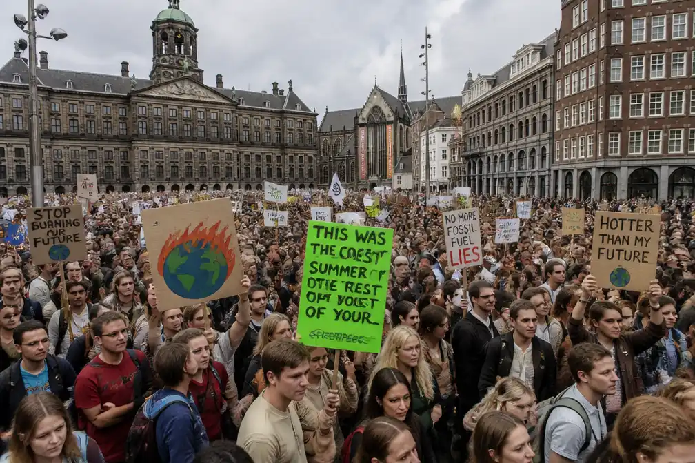 Klimaatmars vertrekt vanaf de Dam in Amsterdam naar het Museumplein