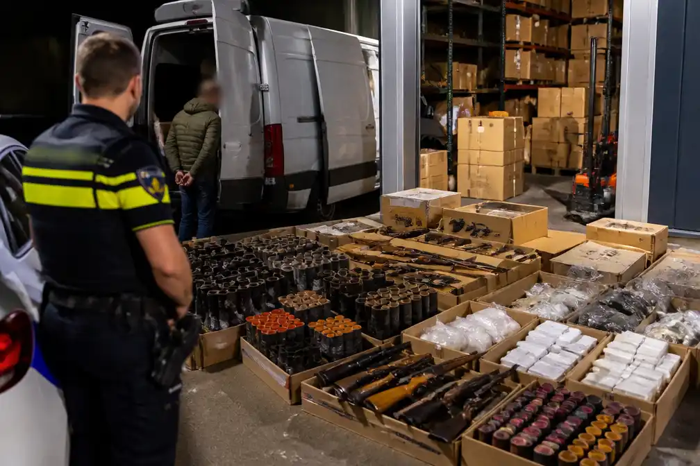 Man (41) aangehouden na vondst vuurwerk, drugs en wapens in Geffen en Heesch