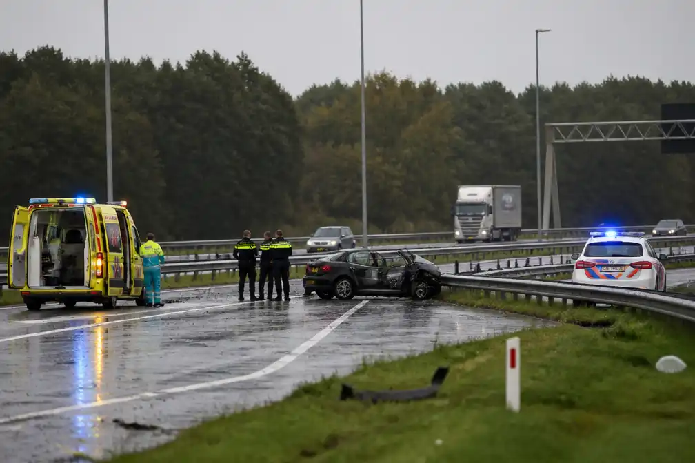 Kind overleden, vier zwaargewond bij eenzijdig ongeval op A28 bij Beilen