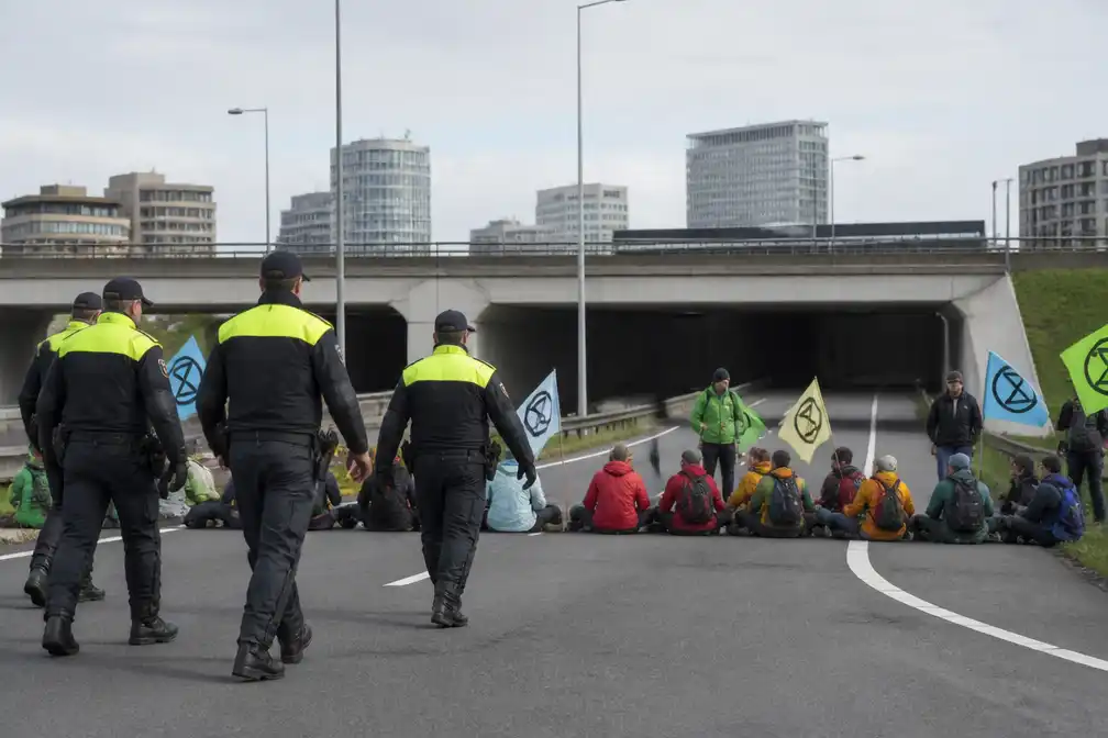 Extinction Rebellion blokkeert opnieuw A12 in Den Haag; burgemeester laat blokkade beëindigen