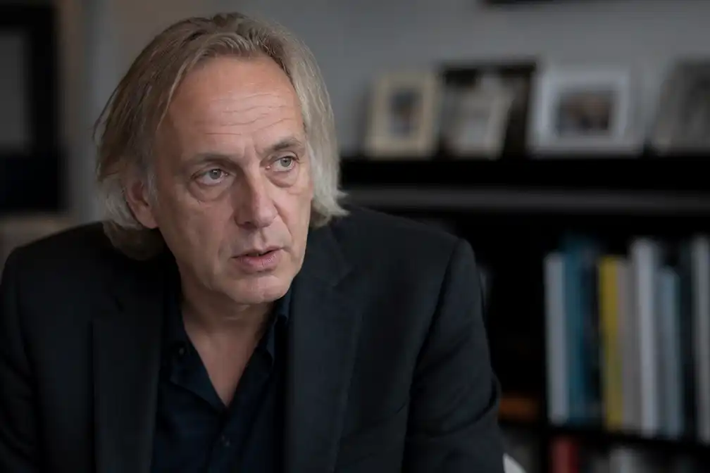 Marcel van Roosmalen maakt van zijn gemopper kinderboek 'De moppermeisjes'
