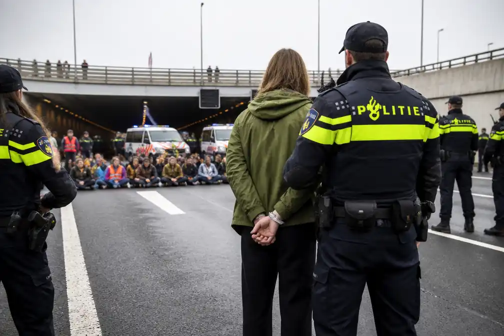 Politie houdt 38 Extinction Rebellion-betogers aan na blokkade A12 Den Haag