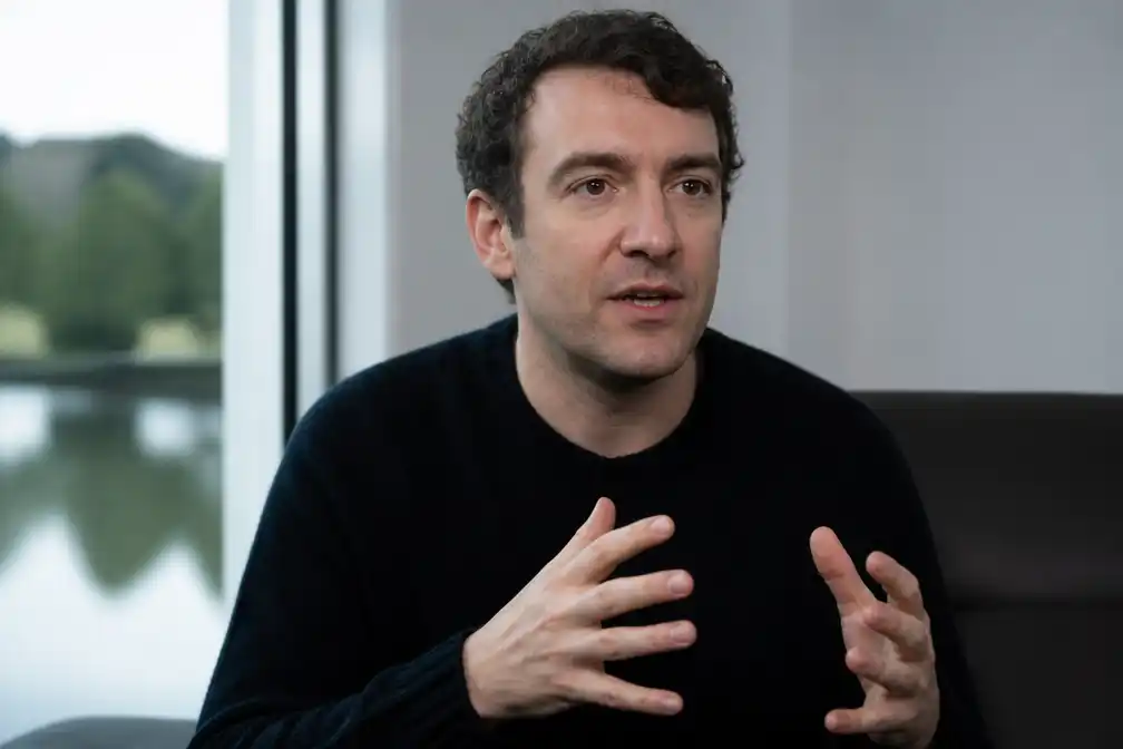 AI-pionier Chris Umé stapt volledig uit miljardenbedrijf Metaphysic