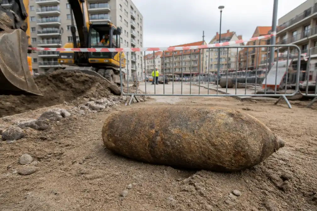 Arbeiders vinden grote obus op Dorpsplein in Lombardsijde, perimeter van 200 meter