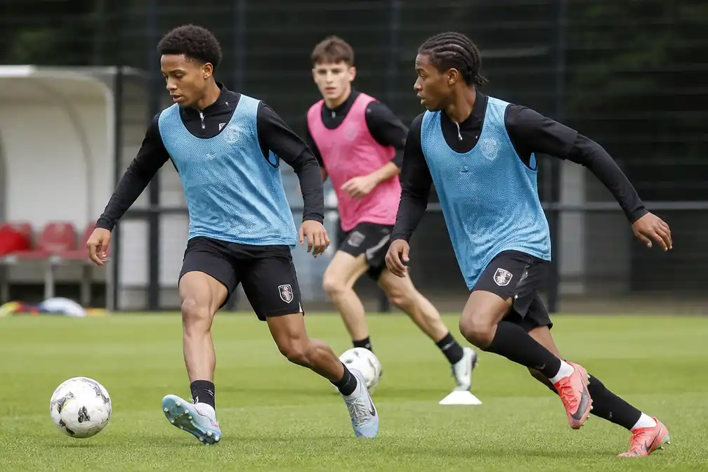 Feyenoord laat jeugdspelers Schaken en Zinhagel rijpen voor de flanken
