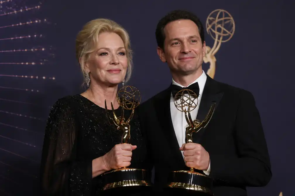 Jean Smart en Matthew Rhys schrijven geschiedenis bij Emmy Awards