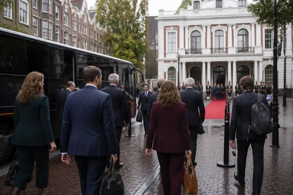 Kamerleden arriveren bij Koninklijke Schouwburg voor de troonrede